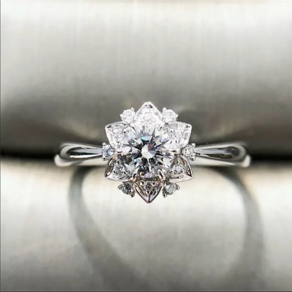 New Women’s 925 Silver Flower Diamond Ring - Picture 3 of 5